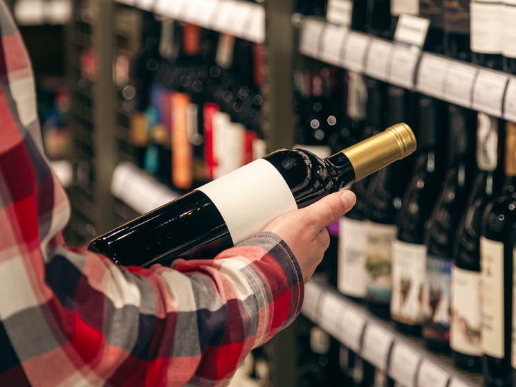 Брянские полицейские задержали двух человек за кражу бутылок со спиртным