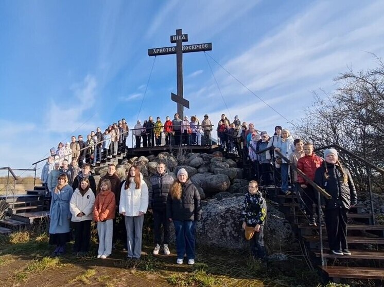 Школьники Псковской области записали видеопослания защитникам у Поклонного креста в Изборске