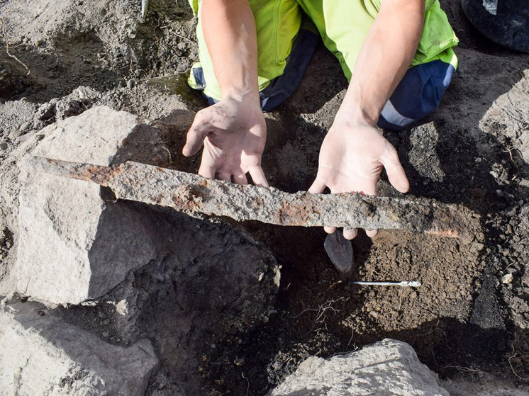 Масштабные археологические раскопки вдоль шведской автомагистрали Е18 привели к сенсационным находкам эпохи викингов: от стоячих мечей, воткнутых в могилы с такой силой, что они сломались, до богато украшенного конского снаряжения и кремационных платформ, видимых за много километров