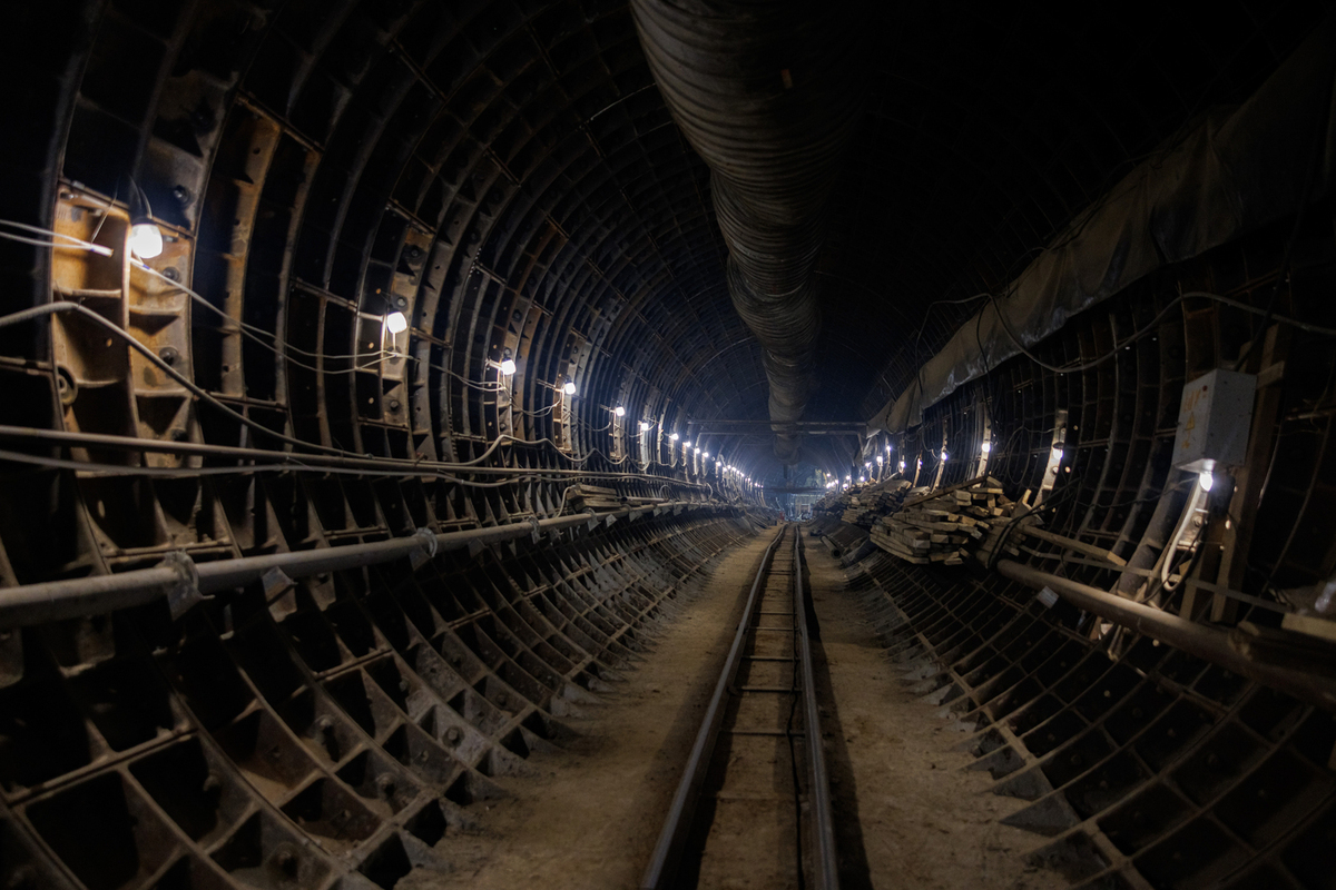 В Москве задержали мужчин с болгаркой и фототехникой в тоннеле метро