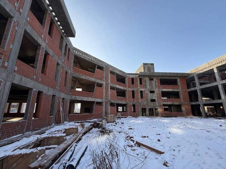 Министр строительства Иркутской области проинспектировал ход возведения школы на 1275 мест в Братске