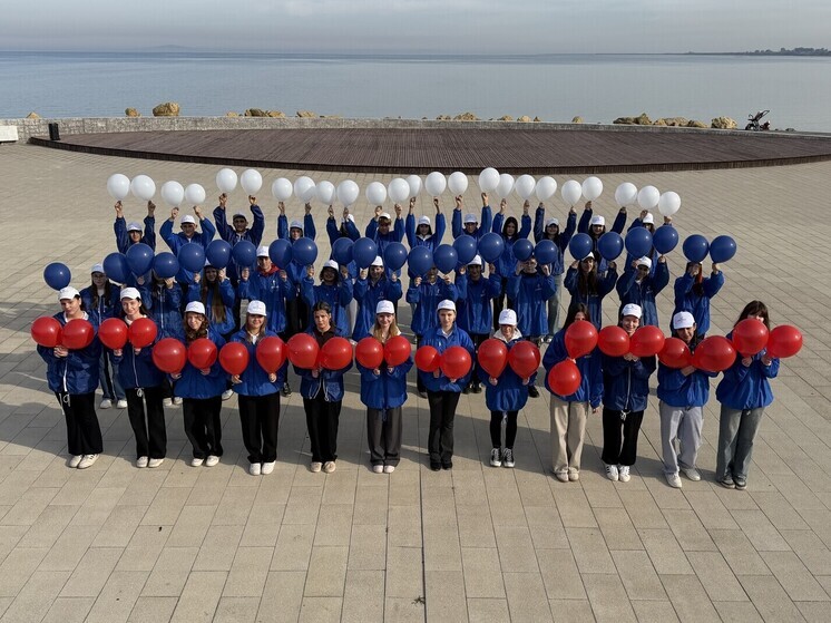 На набережной Тамани развернули триколор: более 70 школьников приняли участие в флешмобе ко Дню народного единства