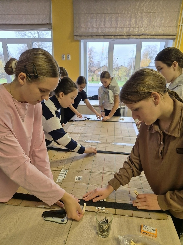 Няндомские школьницы изготовляют носилки для СВО