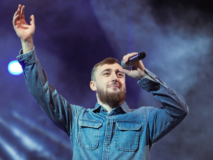 Султан Лагучев, исполнитель трека «Горький вкус твоей любви», выступил в Петербурге в конце октября. Перед концертом, на котором певец исполнил свой новый, еще не презентованный широкой публике хит, он рассказал журналисту «МК в Питере» о поддержке со стороны родных, пробах в рок-музыке, дуэтах и любви к Петербургу.