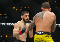 Россиянин поставил титул в легком весе и поднялся в полусредний.