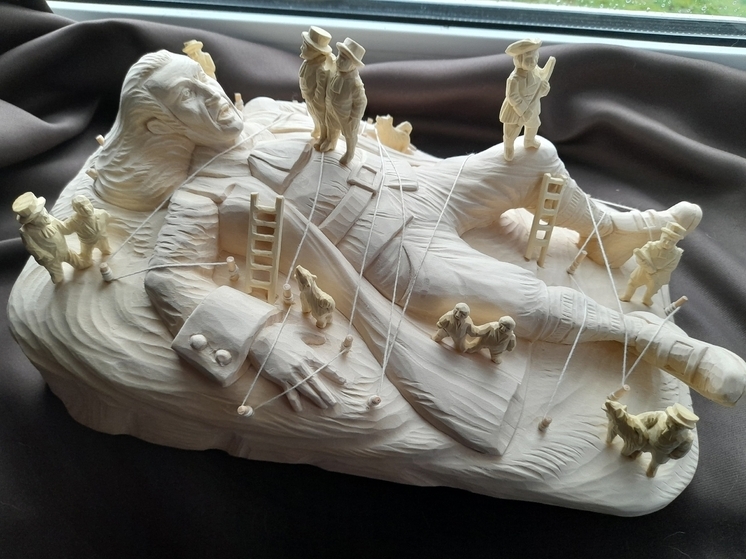 Резчик из Подмосковья создал единственную в мире деревянную скульптуру Гулливера