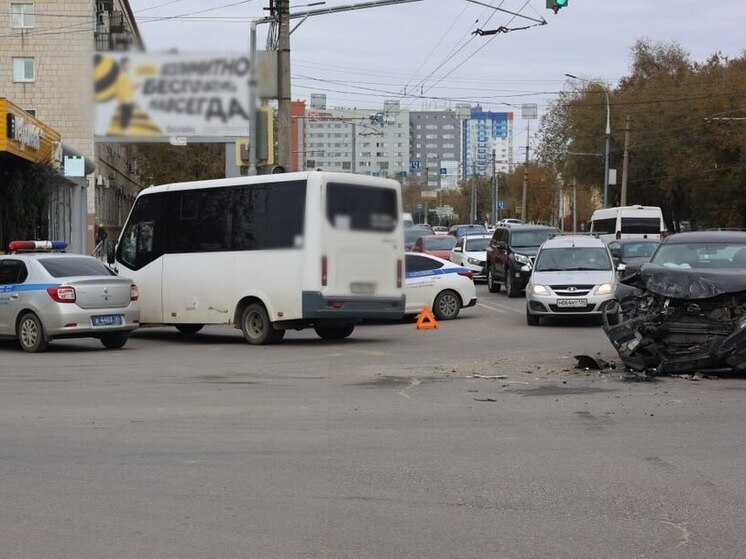  В центре Волгограда в ДТП микроавтобуса с иномаркой пострадала пассажирка