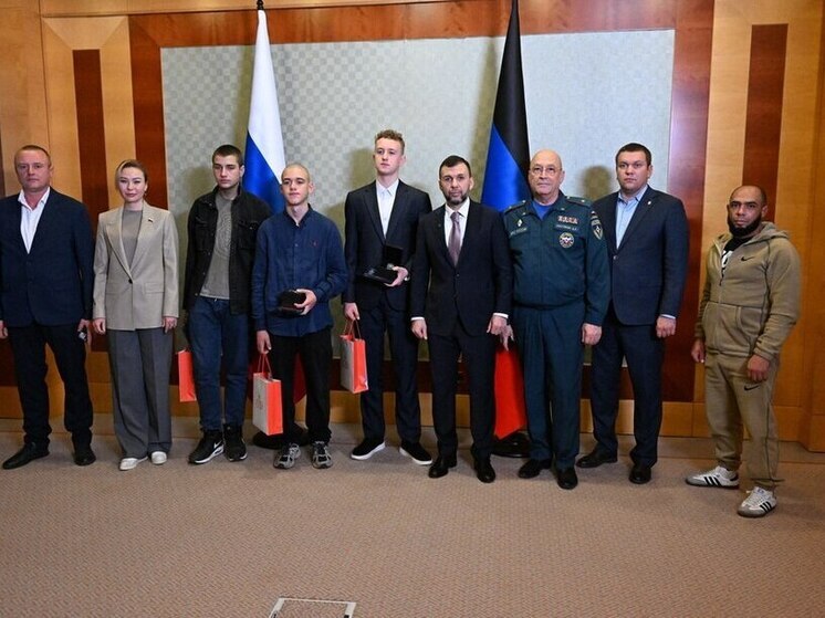 Молодые жители ДНР получили медали "За проявленное мужество"