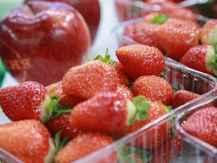 Диетолог Кондаурова: ошпаривание ягод и фруктов кипятком может быть вредно для здоровья