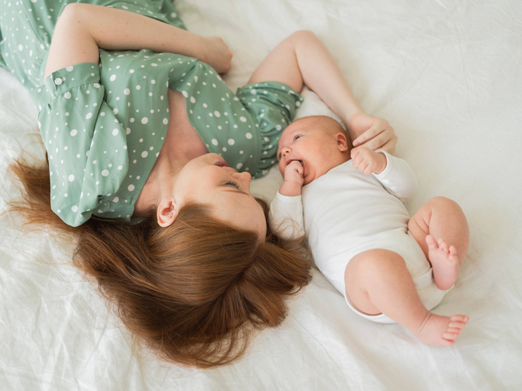 Новое исследование обнаружило, что детские травмы матери могут оставлять специфические молекулярные следы в ее грудном молоке