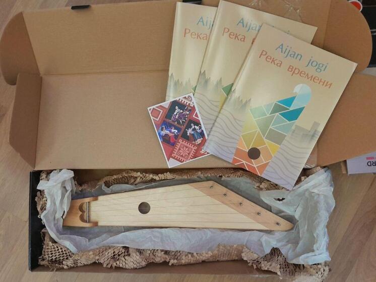 Карельские музыканты подарили васильевскому центру традиционный инструмент кантеле