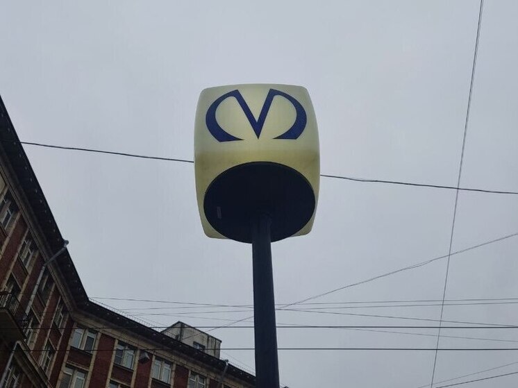 Петербургский метрополитен потратит миллион, чтобы налепить на станции снежинки на клейких лентах