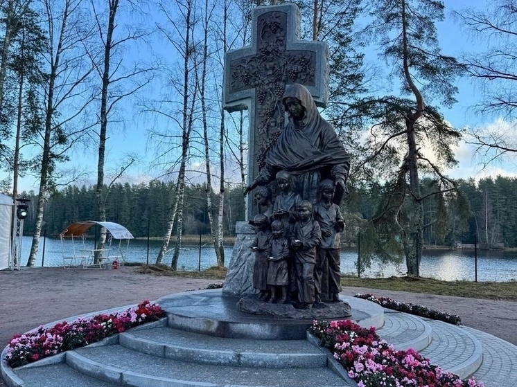 В Вырице 4 ноября открыли скульптурную композицию, посвященную детям-узникам концлагеря, действовавшего в годы фашистской оккупации. Об этом сообщил телеграм-канал комитета МСУ Ленобласти.