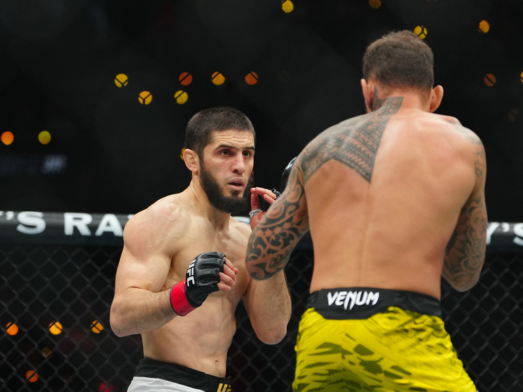 Россиянин поставил титул в легком весе и поднялся в полусредний.