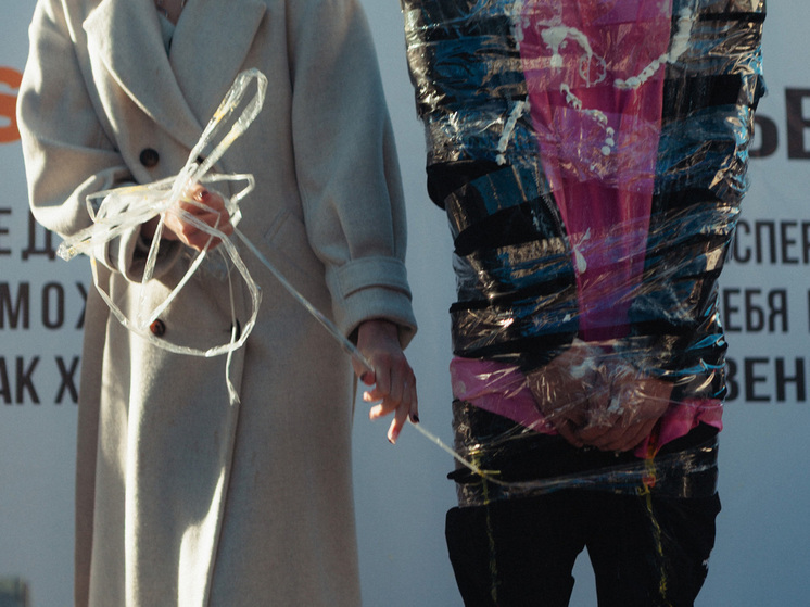 В 1974 году в неаполитанском выставочном центре сербская художница Марина Абрамович превратила себя в «объект»