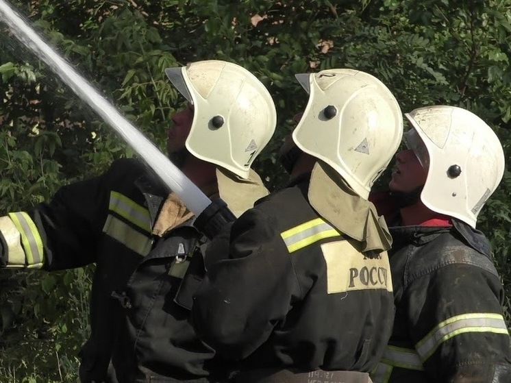 Два человека пострадали при пожаре в 5-этажном доме на юге Волгограда