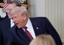 На фоне введенных Вашингтоном санкций против ключевых российских нефтяных гигантов, экспортирующих около 3 миллионов баррелей в день, мировые рынки с напряжением ждали реакции Саудовской Аравии. Об этом пишет американский Stratfor (статью перевели ИноСМИ). Многие аналитики предполагали, что Эр-Рияд, следуя логике конкурентной борьбы, воспользуется ситуацией для увеличения собственной доли на рынке.