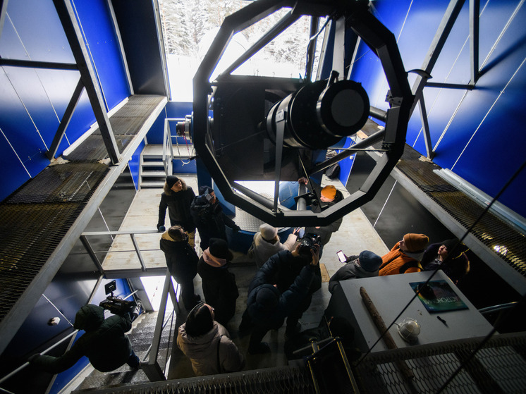 Три астронавта из Китая застряли на орбите из-за столкновения корабля с неизвестными объектами