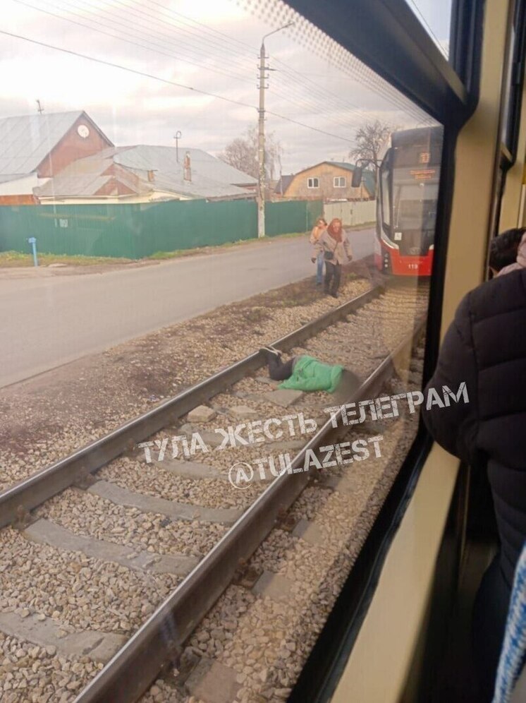 В Туле лежавшая на трамвайных путях женщина ожила и покинула место