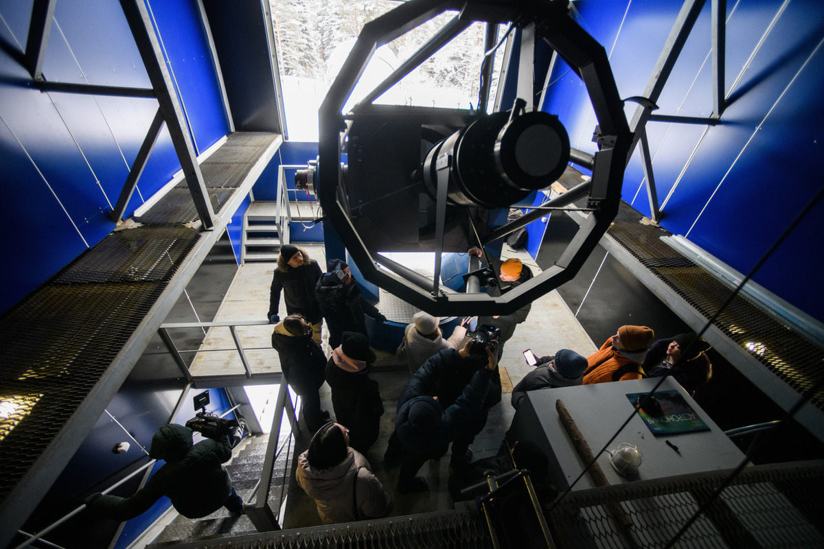 Три китайских астронавта застряли на орбите из-за столкновения с космическим мусором