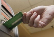 Впервые в современной истории России сократилось количество кредитных карт на руках у граждан. Об этом сообщили в компании «Скоринг бюро». В сентябре впервые с 2021 года их было оформлено менее 1 млн штук — всего 991,3 тыс. Отмечается, что тенденция на сокращение кредитных карт на руках у граждан продолжается уже второй месяц. Почему россияне отказываются от привычного платежного инструмента и к чему это может привести, «МК» выяснил у экспертов. 