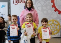 Уже третий год подряд Смоленская область принимает участие во всероссийском конкурсе «Инженерные кадры России», и каждый раз подопечные детского сада «Мишутка» из Десногорска представляют свои проекты на инженерное состязание. Изобретения малышей вызывают бурный восторг, а сами ребята под руководством тренера Татьяны ФОКИНОЙ дважды становились победителями регионального этапа в категории «ИКаРёнок». 