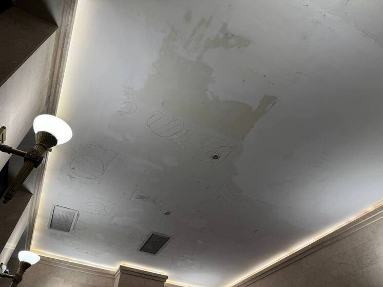 После жалоб потолок на «Чернышевской» в Петербурге замазали кое-как