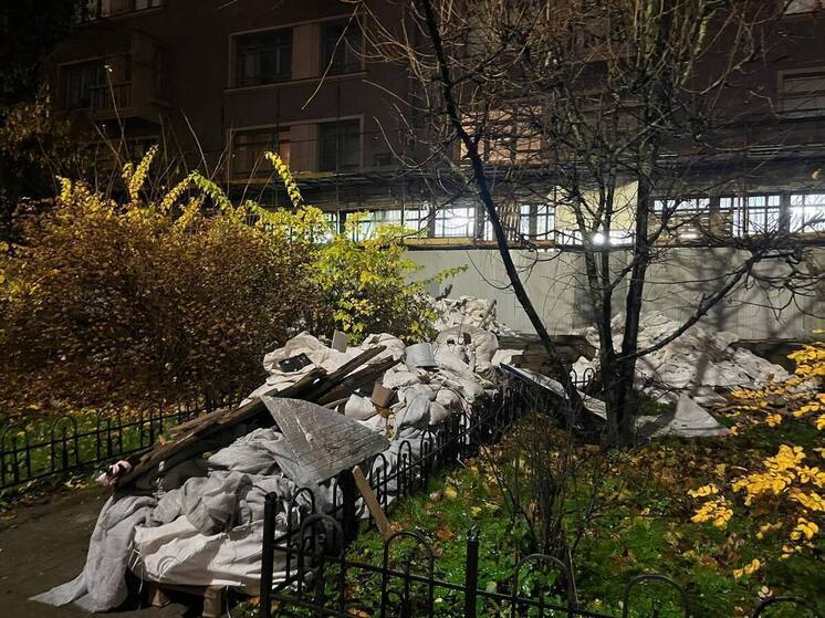 Пахнущая груда мусора осталась в Петроградском районе после ремонта зданий