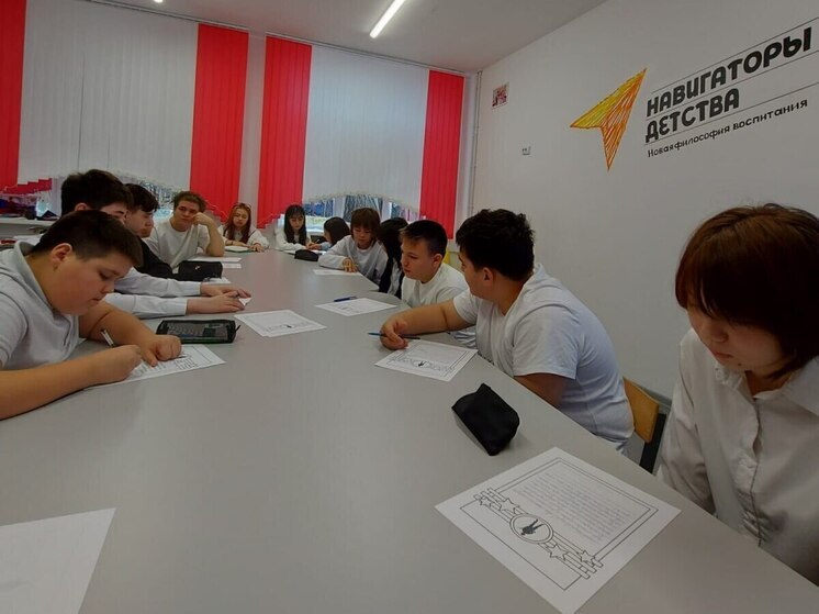 Школьники Городовиковска и Антрацитовского района ЛНР написали письма поддержки бойца СВО