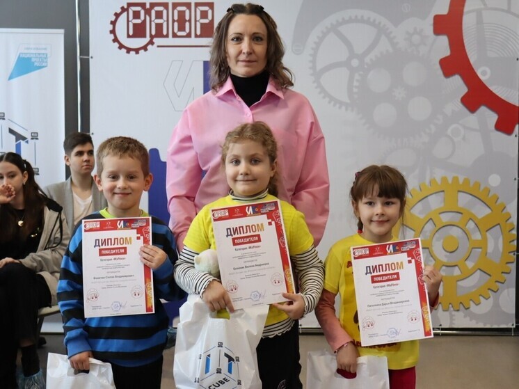 Уже третий год подряд Смоленская область принимает участие во всероссийском конкурсе «Инженерные кадры России», и каждый раз подопечные детского сада «Мишутка» из Десногорска представляют свои проекты на инженерное состязание. Изобретения малышей вызывают бурный восторг, а сами ребята под руководством тренера Татьяны ФОКИНОЙ дважды становились победителями регионального этапа в категории «ИКаРёнок». 