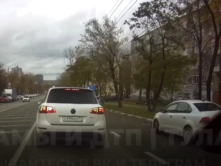 Видео с "дорожным учителем" на "Туареге" выложил автомобилист в Туле