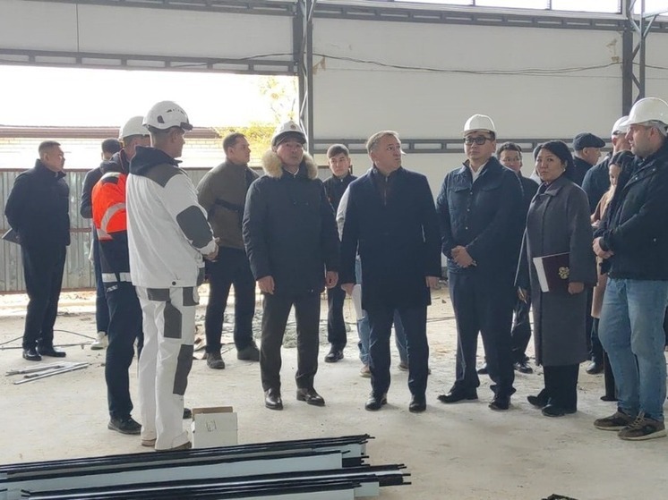 Глава Калмыкии проинспектировал ход строительства нового спортивного объекта в Элисте