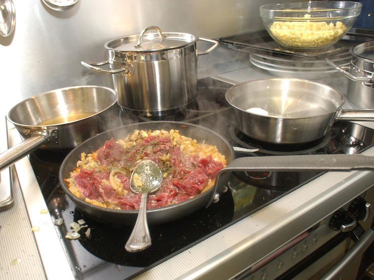 В информационном пространстве, где царят традиционные ценности, витает новая идея: нужно, мол, законодательно обязать мужчин выплачивать своим женам ежемесячную «зарплату» за домашние хлопоты