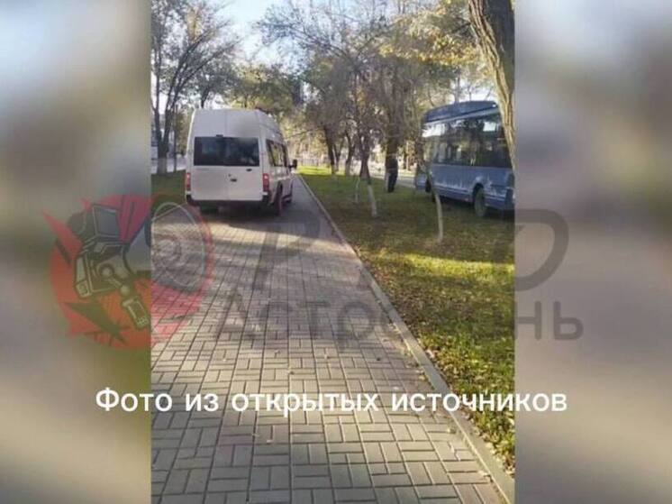 Водитель общественного транспорта в Астрахани ездил по тротуару и попал на видео
