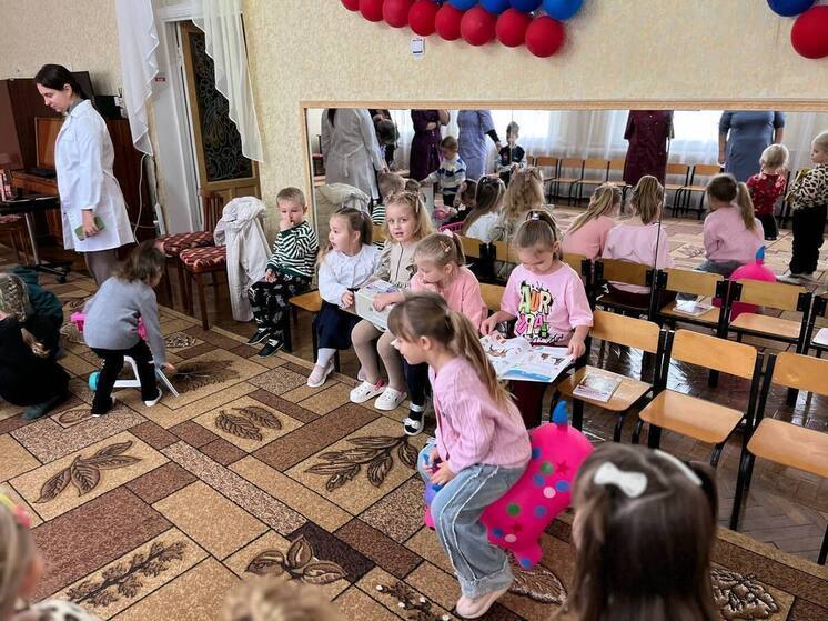 Ипатовский округ передал подарки детям Антрацита