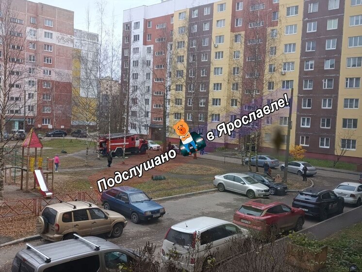 В Ярославле пожарные не смогли подъехать к горящему дому из-за припаркованных машин