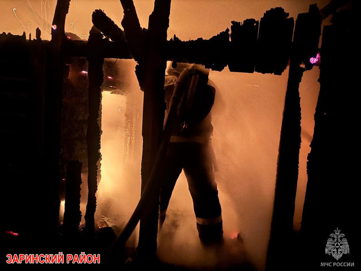 В алтайском селе загорелся частный дом