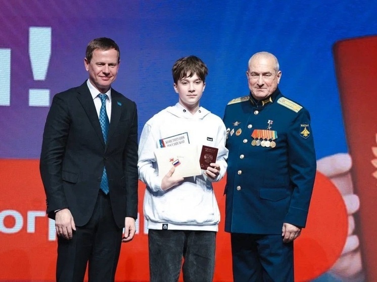 Герой России вручил новоуренгойским школьникам их первые паспорта