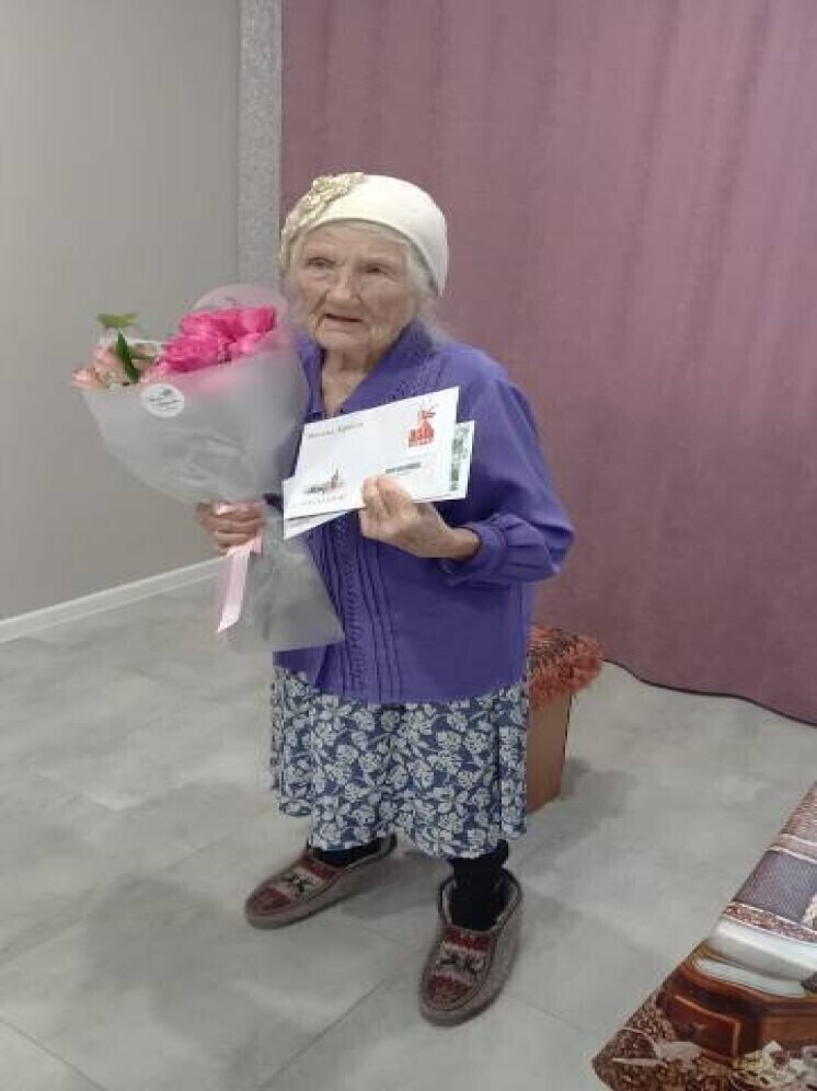 Труженица тыла из Новосибирска принимает поздравления со 100-летним юбилеем