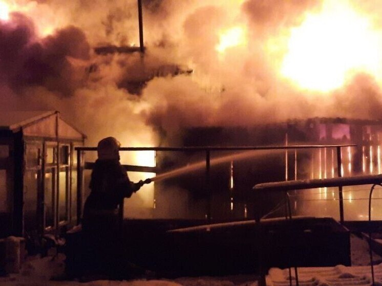 Бревенчатый дом, постройки и авто горели в Томской области в минувшие сутки