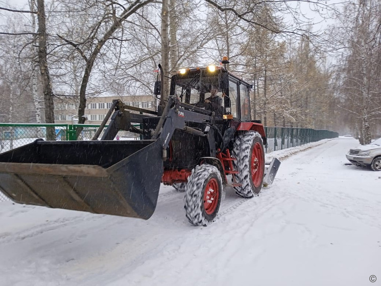 В Барнауле в усиленном режиме чистят дороги после обильного снегопада