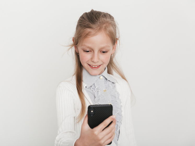 Десятилетняя школьница из Канска перевела мошенникам 500 тысяч рублей за игровых персонажей