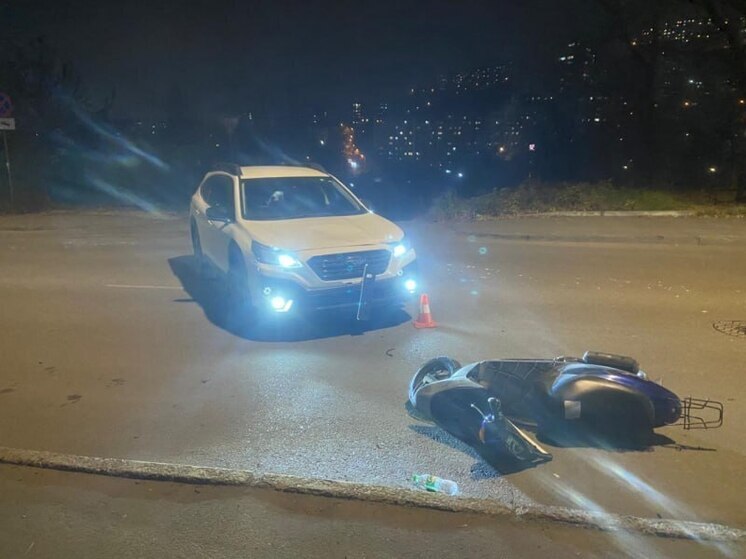 Subaru против мопеда: во Владивостоке пострадал 16-летний подросток