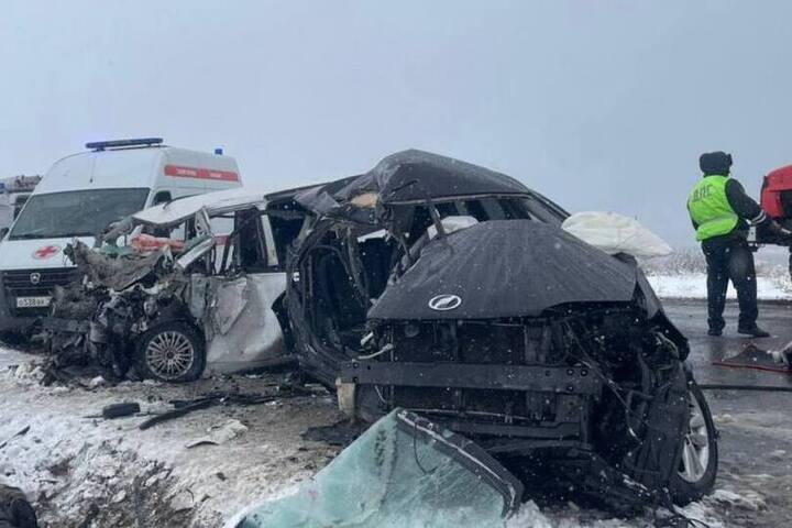 Погибли 6 человек в лобовом столкновении двух авто