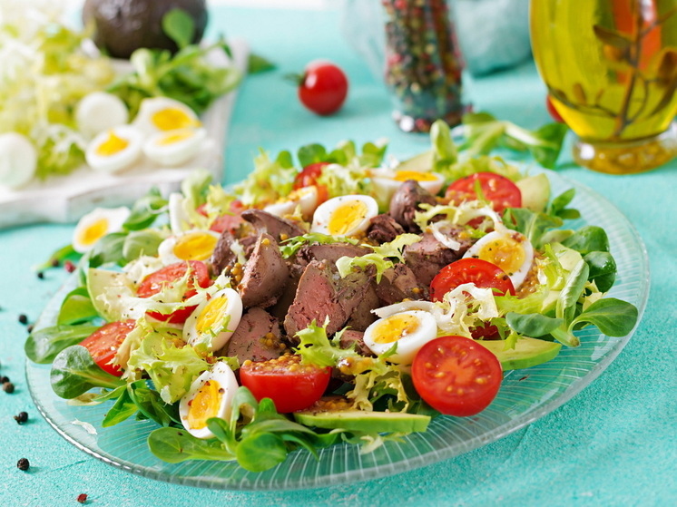 Отложите салат «Оливье» - рецепт для тех, кто ищет новые вкусы: готовится за 30 минут