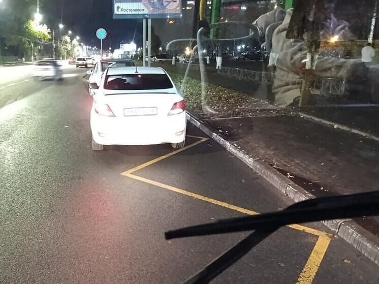 Водители автобусов в Курске пожаловались на парковку на остановках