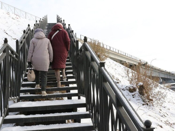 В Кемерове подходит к концу возведение лестничного спуска к школе №60, расположенного у Кузбасского моста
