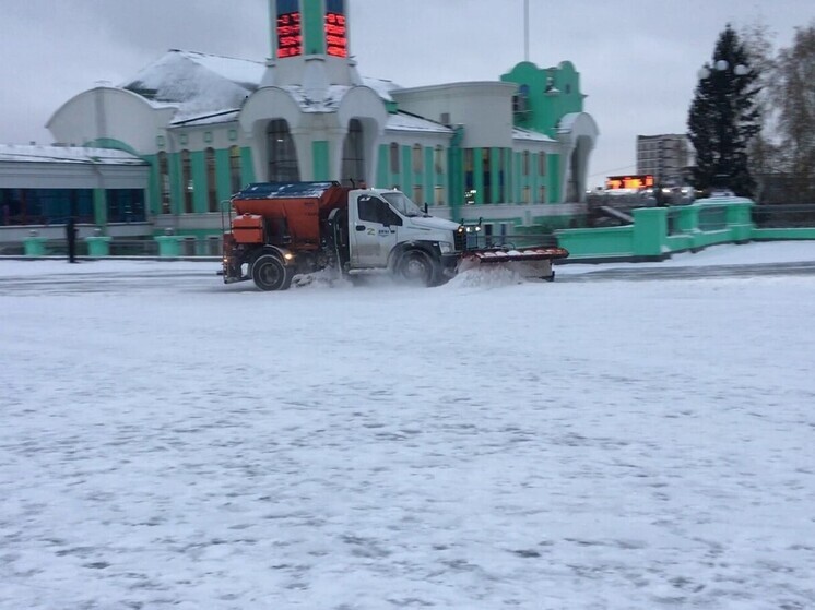 Почти 500 единиц техники наводили порядок на дорогах Новосибирска