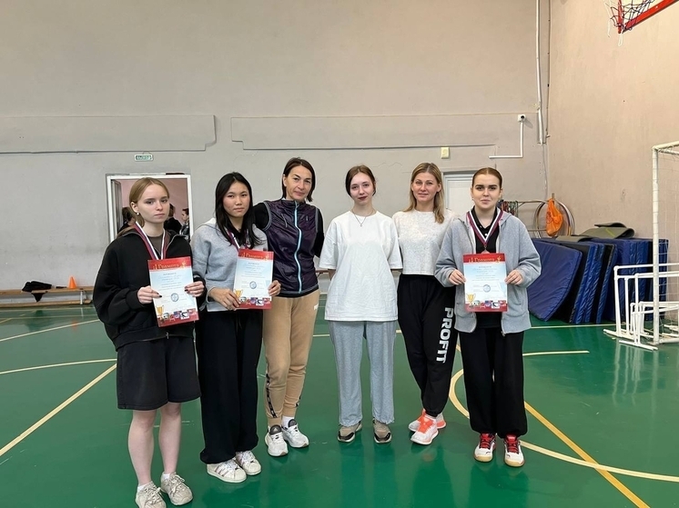 Студенты Серпухова сыграли в теннис