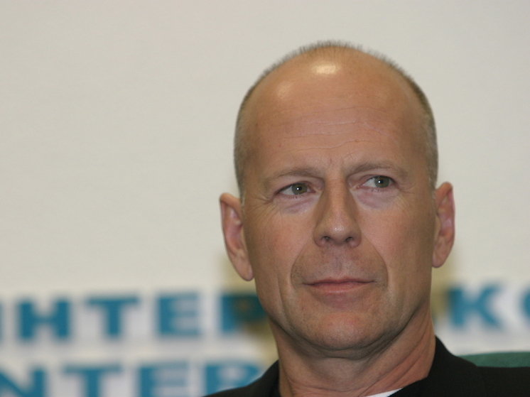 Брюса Уиллиса заметили на пляже в сопровождении опекуна